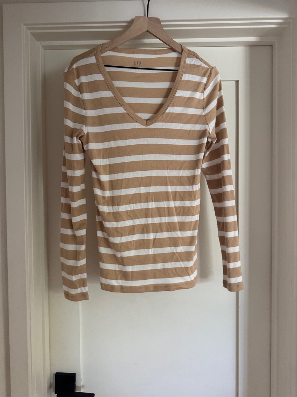 GAP Striped V-Neck Long Sleeve Top in Tan and White